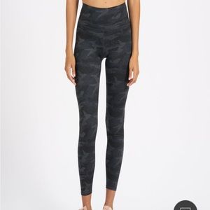 Vuori V1 Clean Elevation Small - Black Camo